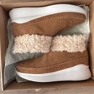 Ugg Australia Woman’s Montrose Sneaker, Zip Back- EUC